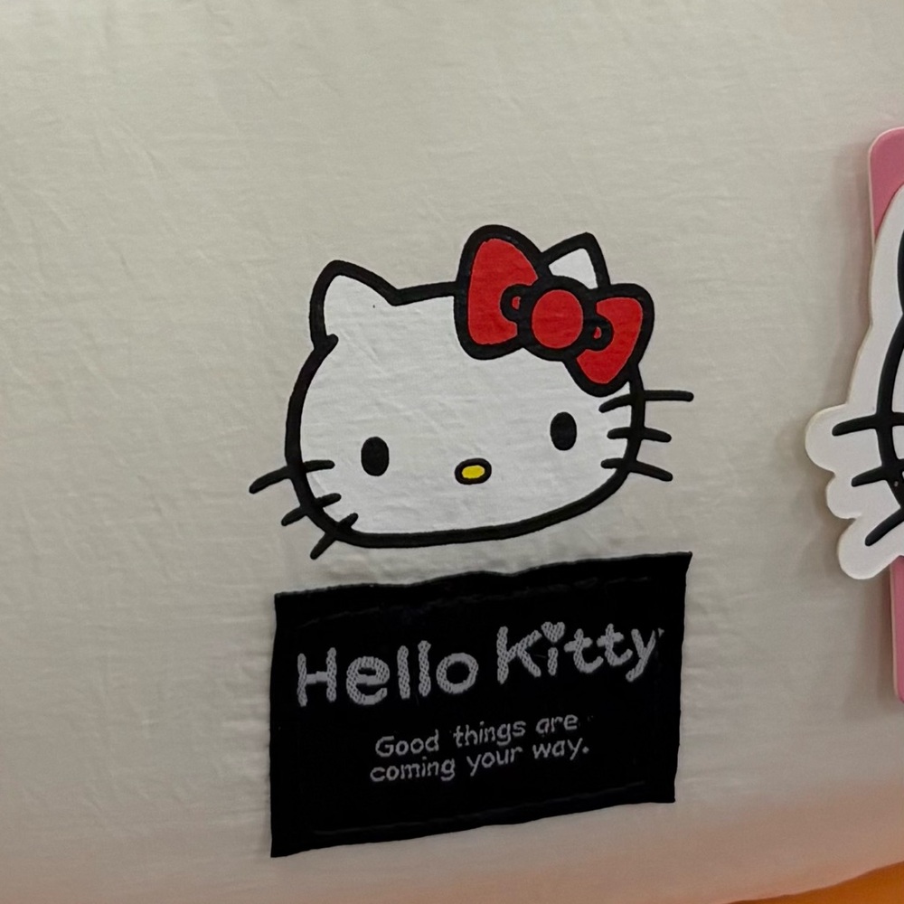 Hello Kitty Cream Puffer Quilt Bag with Red Bow Charm Pin - Picture 9 of 16
